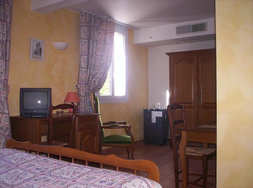 קוקורון Logis Hotel De L'Etang מראה חיצוני תמונה