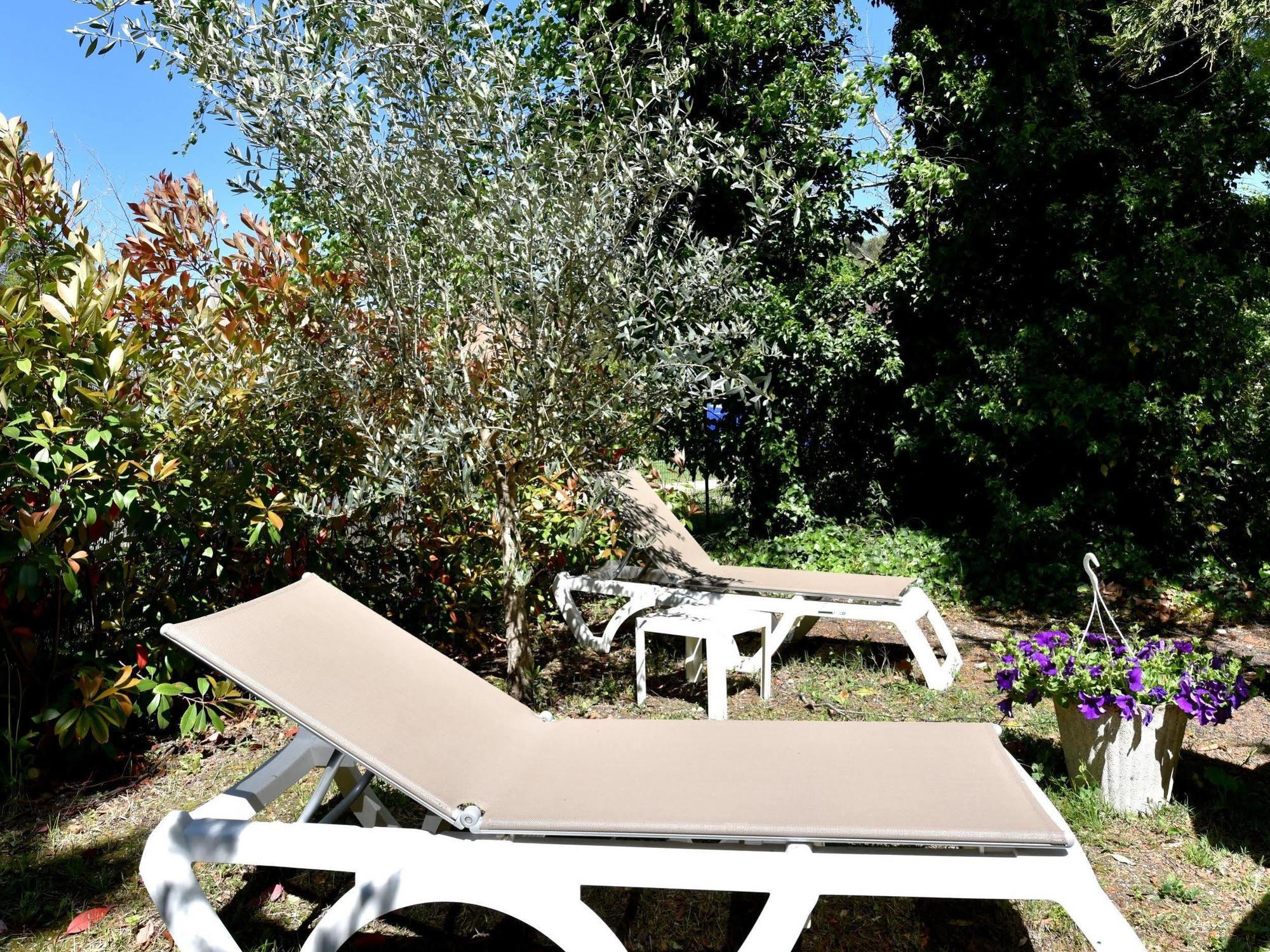 קוקורון Logis Hotel De L'Etang מראה חיצוני תמונה