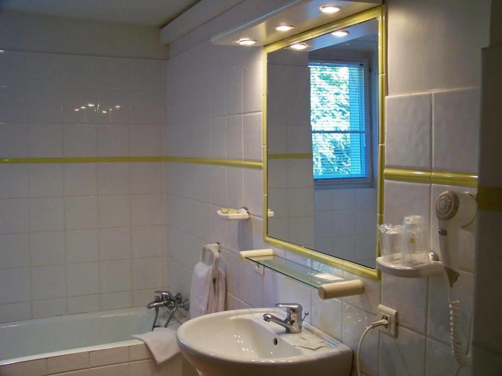 קוקורון Logis Hotel De L'Etang מראה חיצוני תמונה