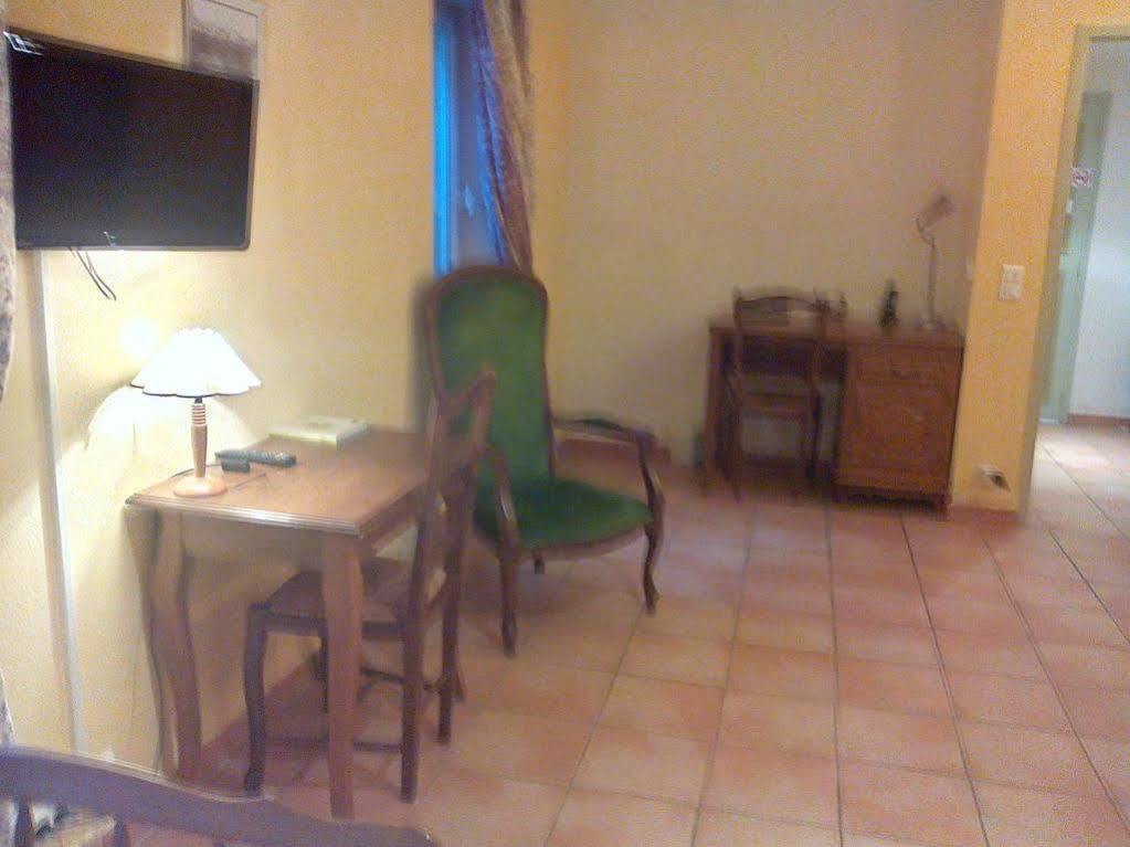 קוקורון Logis Hotel De L'Etang מראה חיצוני תמונה