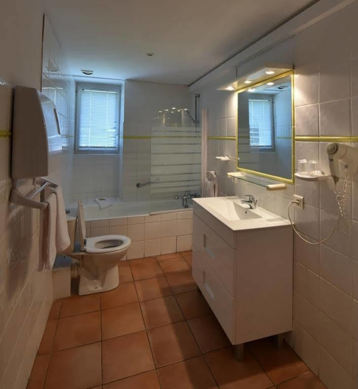 קוקורון Logis Hotel De L'Etang מראה חיצוני תמונה