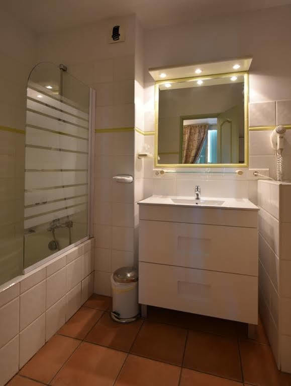 קוקורון Logis Hotel De L'Etang מראה חיצוני תמונה