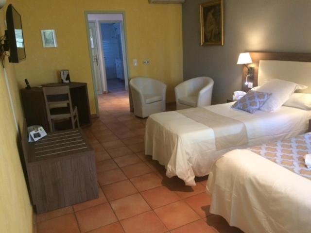 קוקורון Logis Hotel De L'Etang מראה חיצוני תמונה