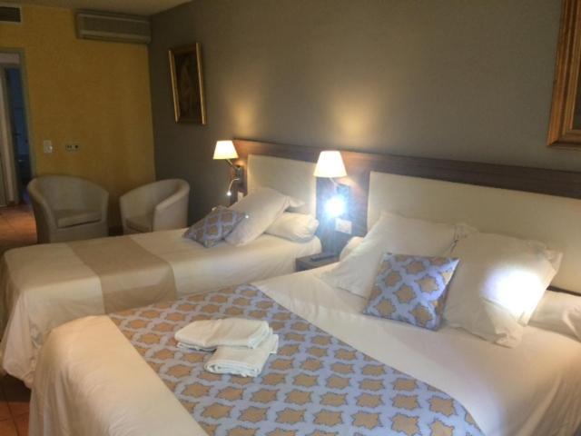 קוקורון Logis Hotel De L'Etang מראה חיצוני תמונה