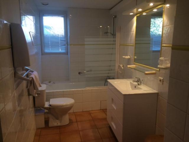 קוקורון Logis Hotel De L'Etang מראה חיצוני תמונה